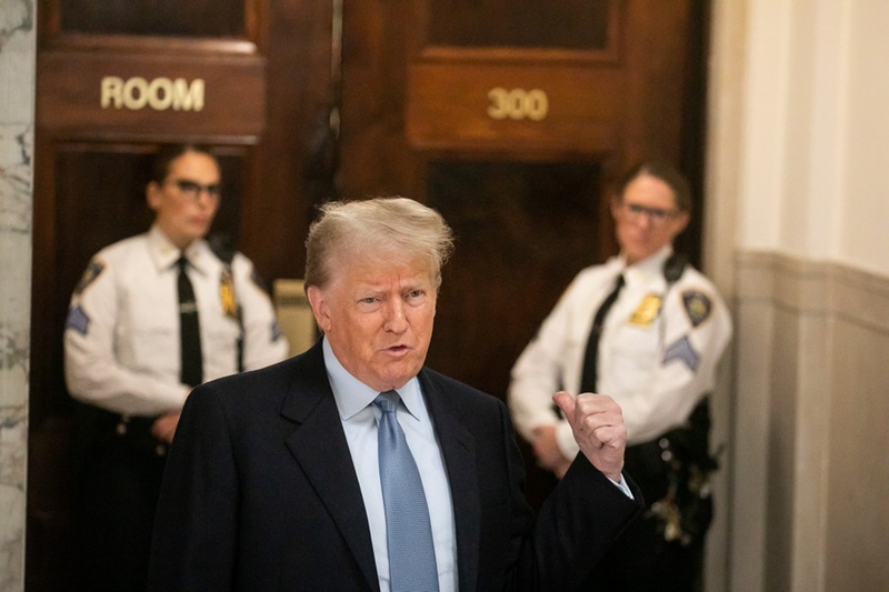 Rais wa zamani wa Marekani Donald Trump (Mbele) akiongea na waandishi wa habari nje ya chumba cha mahakama wakati wa kesi yake ya ulaghai wa kiraia katika Mahakama Kuu ya Jimbo la New York mjini New York, Marekani, Oktoba 18, 2023. (Picha na Michael Nagle/Xinhua)