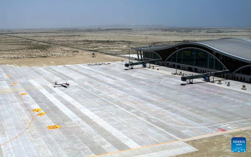Picha hii ikionyesha ndege baada ya kumaliza majaribio ya safari yake katika Uwanja wa Ndege wa Kimataifa wa Gwadar unaojengwa kwa msaada wa China katika mji wa bandari wa kusini magharibi wa Gwadar, Pakistan, Juni 4, 2024. (Timu ya Usimamizi wa Mradi wa Uwanja wa Ndege wa Kimataifa wa Gwadar unaojengwa kwa msaada wa China/Xinhua)