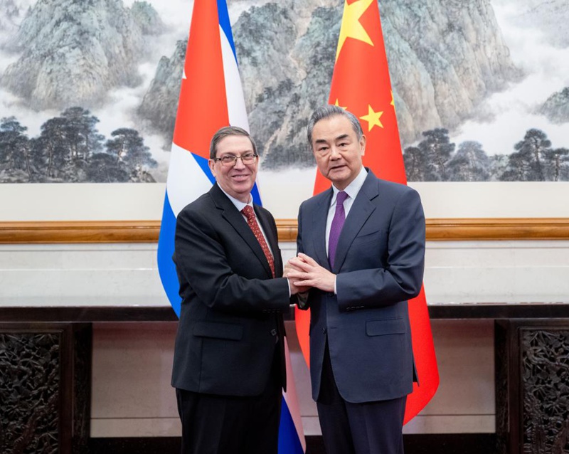 Waziri wa Mambo ya Nje wa China Wang Yi, ambaye pia ni Mjumbe wa Ofisi ya Siasa ya Kamati Kuu ya Chama cha Kikomunisti cha China (CPC), akifanya mazungumzo na Mjumbe Maalum wa Rais wa Cuba ambaye pia ni Waziri wa Mambo ya Nje wa nchi hiyo, Bruno Rodriguez Parrilla, mjini Beijing, China, Juni 6, 2024. (Xinhua/Zhai Jianlan)
