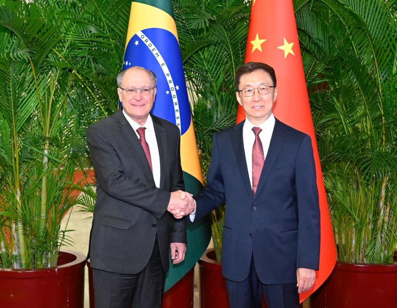Makamu Rais wa China Han Zheng akipeana mkono na Makamu Rais wa Jamhuri ya Shirikisho la Brazil Geraldo Alckmin mjini Beijing, China, Juni 6, 2024. (Xinhua/Shen Hong)