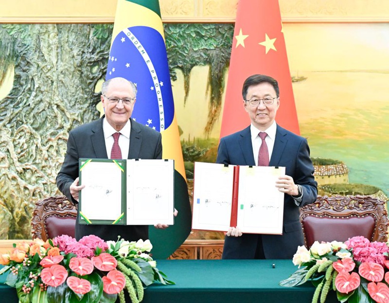 Makamu Rais wa China Han Zheng na Makamu Rais wa Brazil Geraldo Alckmin wakitia saini waraka wa kumbukumbu wa mkutano wa saba wa Kamati ya Uratibu na Ushirikiano wa Ngazi ya Juu ya China na Brazil (COSBAN) mjini Beijing, China, Juni 6, 2024. (Xinhua/Shen Hong)