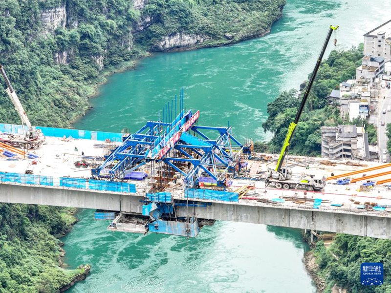 Daraja Kubwa la Mozhai Wujiang la sehemu ya nyongeza ya Barabara kuu ya Chongqing-Hunan ya China kuunganishwa
