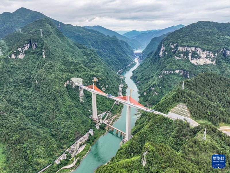 Daraja Kubwa la Mozhai Wujiang la sehemu ya nyongeza ya Barabara kuu ya Chongqing-Hunan ya China kuunganishwa