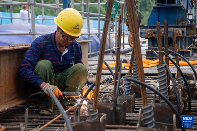 Daraja Kubwa la Mozhai Wujiang la sehemu ya nyongeza ya Barabara kuu ya Chongqing-Hunan ya China kuunganishwa