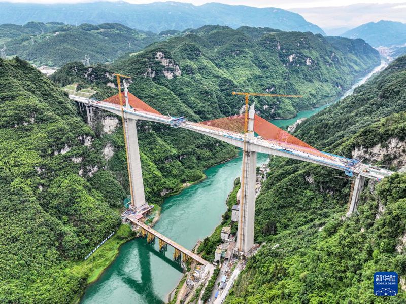 Picha iliyopigwa tarehe 9, Juni ikionesha sehemu ya ujenzi wa Daraja Kubwa la Mozhai Wujiang la sehemu ya nyongeza ya Barabara kuu ya Chongqing-Hunan ya China.