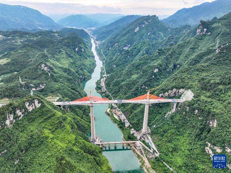 Daraja Kubwa la Mozhai Wujiang la sehemu ya nyongeza ya Barabara kuu ya Chongqing-Hunan ya China kuunganishwa