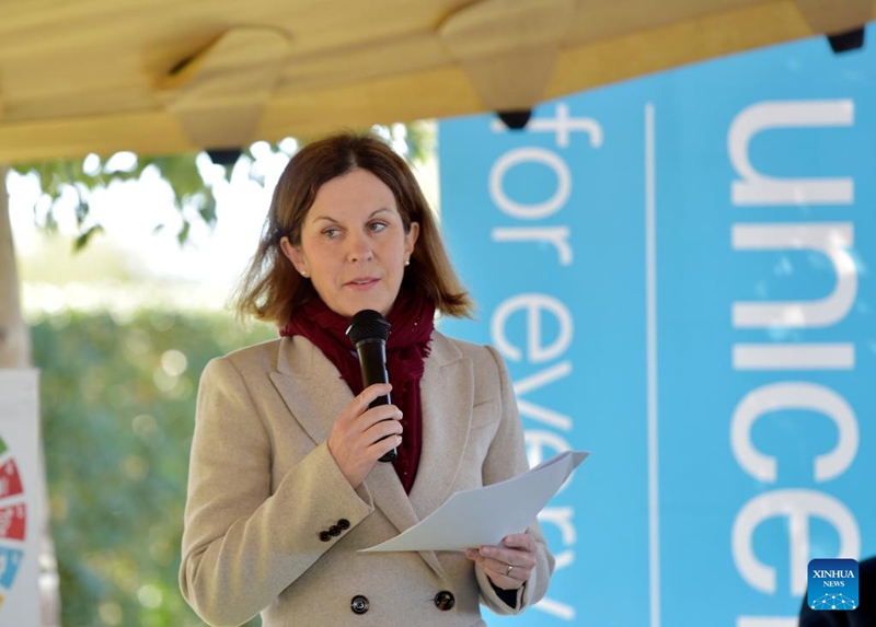 Alexandra Illmer, Naibu Mwakilishi wa Shirika la Kuhudumia Watoto la Umoja wa Mataifa (UNICEF), akizungumza kwenye maadhimisho ya Siku ya Kimataifa ya Watoto Kucheza huko Gaborone, Botswana, Juni 11, 2024. (Picha na Tshekiso Tebalo/Xinhua)
