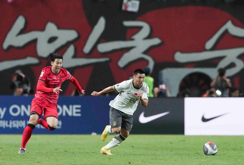 Son Heung-min (Kulia) wa Jamhuri ya Korea na Fang Hao wa China wakichuana kwenye mechi yao ya Kundi C ya kufuzu Kombe la Dunia la FIFA 2026 kwa Nchi za Bara la Asia huko Seoul, Jamhuri ya Korea, Juni 11, 2024. (Xinhua/Yao Qilin)