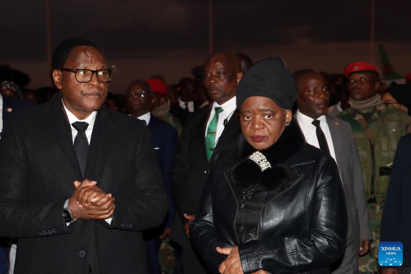 Rais wa Malawi Lazarus Chakwera (Kushoto) akisubiri kuwasili kwa helikopta iliyobeba miili ya Makamu Rais Saulos Chilima na waathiriwa wengine kwenye Uwanja wa Ndege wa Kimataifa wa Kamuzu mjini Lilongwe, Malawi, Juni 11, 2024. (Picha na Roy Nkosi/Xinhua)