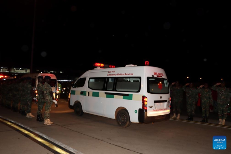Ambulesi iliyobeba mwili wa Makamu Rais Saulos Chilima ikionekana Uwanja wa Ndege wa Kimataifa wa Kamuzu mjini Lilongwe, Malawi, Juni 11, 2024. (Picha na Roy Nkosi/Xinhua)
