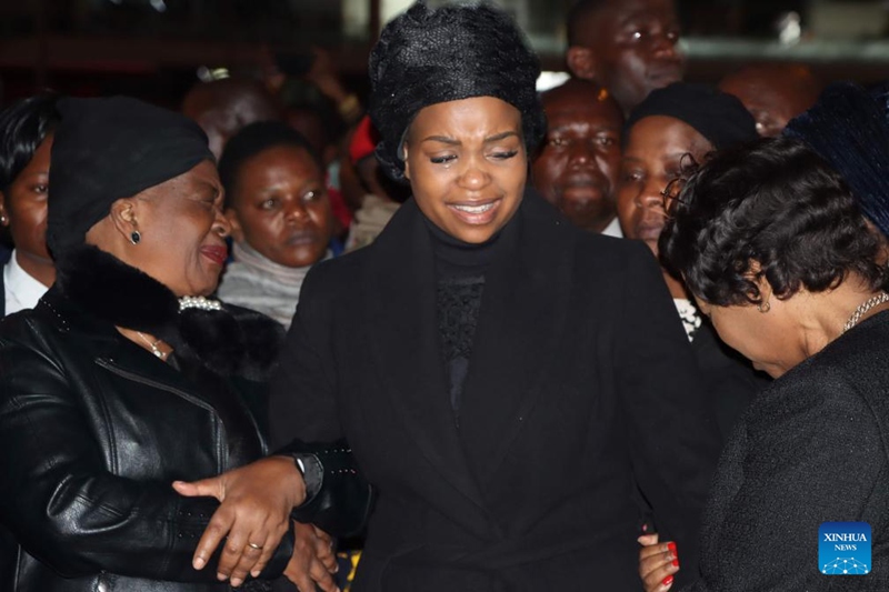 Mary Chilima (Kati), mke wa Makamu Rais wa Malawi Saulos Chilima akisubiri kuwasili kwa helikopta iliyobeba miili ya  Chilima na waathiriwa wengine kwenye Uwanja wa Ndege wa Kimataifa wa Kamuzu mjini Lilongwe, Malawi, Juni 11, 2024. (Picha na Roy Nkosi/Xinhua)