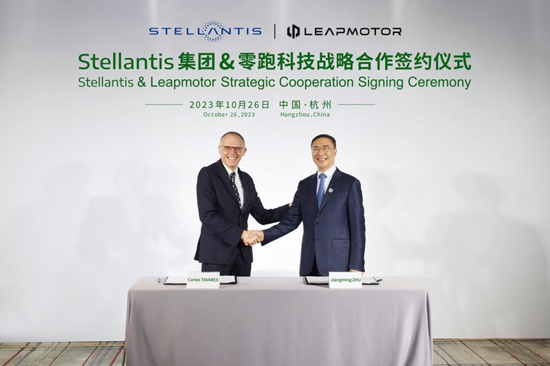 Mkurugenzi Mkuu Mtendaji wa Stellantis, Carlos Tavares (Kulia) na Mkurugenzi Mtendaji wa Leapmotor, Zhu Jiangming wakishikana mikono kwenye Hafla ya Kusaini Makubaliano ya Ushirikiano wa Kimkakati wa Stellantis na Leapmotor mjini Hangzhou, Mkoa wa Zhejiang, Mashariki mwa China, Oktoba 26, 2023. (Stellantis/ Xinhua)