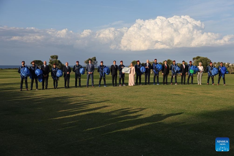 Viongozi wa G7 wakiwa katika picha ya pamoja na warukaji angani na maparachuti waliobeba bendera za mataifa huko Borgo Egnazia, karibu na mji wa Fasano katika Mkoa wa Apulia, Italia, tarehe 13 Juni 2024. (Xinhua/Li Jing)