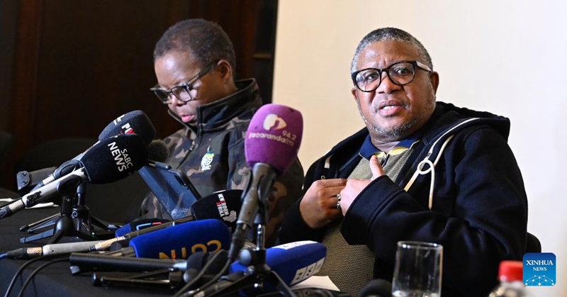 Katibu Mkuu wa African National Congress (ANC) Fikile Mbalula (Kulia) akitoa maelezo kwa wanahabari baada ya mkutano wa Halmashauri Kuu ya Taifa ya ANC mjini Cape Town, Afrika Kusini, Juni 13, 2024. (Picha na Xabiso Mkhabela/Xinhua)
