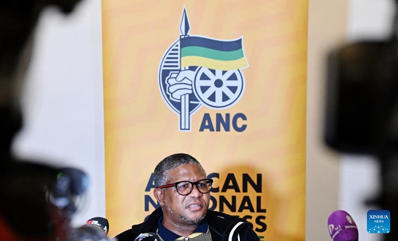 Katibu Mkuu wa African National Congress (ANC) Fikile Mbalula (Kulia) akitoa maelezo kwa wanahabari baada ya mkutano wa Halmashauri Kuu ya Taifa ya ANC mjini Cape Town, Afrika Kusini, Juni 13, 2024. (Picha na Xabiso Mkhabela/Xinhua)