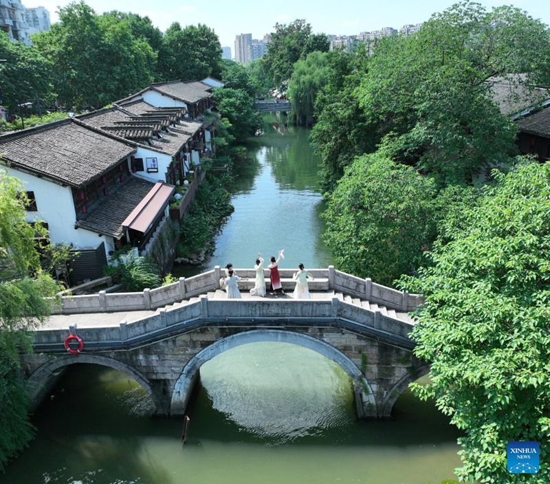 Picha iliyopigwa tarehe 12 Juni 2024 ikionyesha watalii wanaotembelea majengo ya kihistoria na kitamaduni ya Mtaa wa Xiaohezhi kando ya Mfereji Mkuu mjini Hangzhou, Mkoa wa Zhejiang, Mashariki mwa China. (Xinhua/Weng Xinyang)