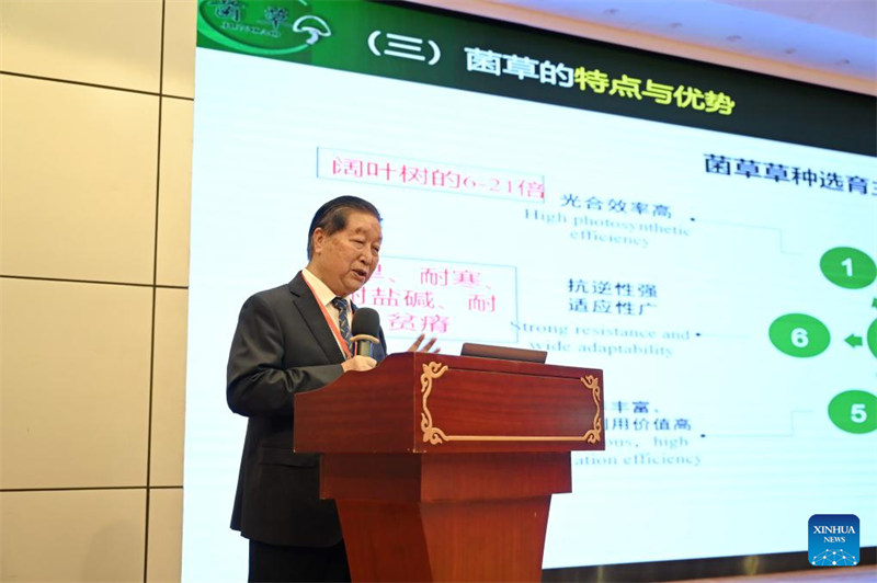 Lin Zhanxi, mvumbuzi wa teknolojia ya Juncao, akizungumza kwenye semina kuhusu maendeleo ya mambo ya teknolojia ya Juncao mjini Fuzhou, Mkoa wa Fujian, Kusini-Mashariki mwa China, Juni 16, 2024.  (Xinhua/Lin Shanchuan)
