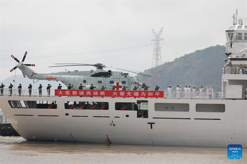 Wanajeshi wa meli ya hospitali ya Kikosi cha Majini cha Jeshi la China (PLA) ya "Peace Ark" wakipunga mkono wa kwaheri kwenye Bandari ya Zhoushan, Mkoa wa Zhejiang, Mashariki mwa China, Juni 16, 2024. (Picha na Yang Jingcong/Xinhua)