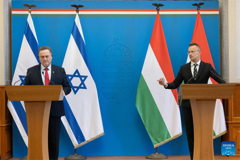 Waziri wa Mambo ya Nje na Biashara wa Hungary Peter Szijjarto (Kulia) akizungumza kwenye mkutano na waandishi wa habari pamoja na Waziri wa Mambo ya Nje wa Israel Israel Katz mjini Budapest, Hungary, Juni 17, 2024. (Picha na Attila Volgyi/Xinhua)