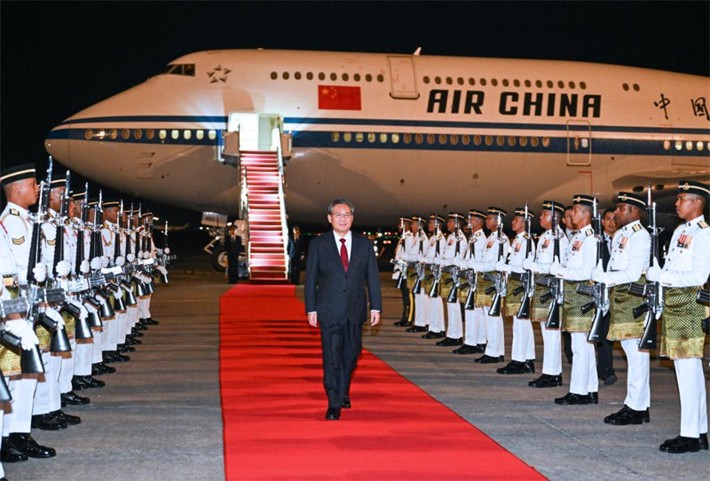 Waziri Mkuu wa China Li Qiang akiwasili kwenye Uwanja wa Ndege wa Kimataifa wa Kuala Lumpur nchini Malaysia, Juni 18, 2024. (Xinhua/Li Tao)