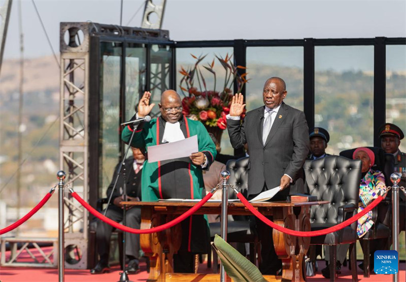 Cyril Ramaphosa (Kulia) akila kiapo cha kuwa rais wa Afrika Kusini kwenye hafla ya kuapishwa kwake mjini Pretoria, Afrika Kusini, Juni 19, 2024. (Xinhua/Zhang Yudong)