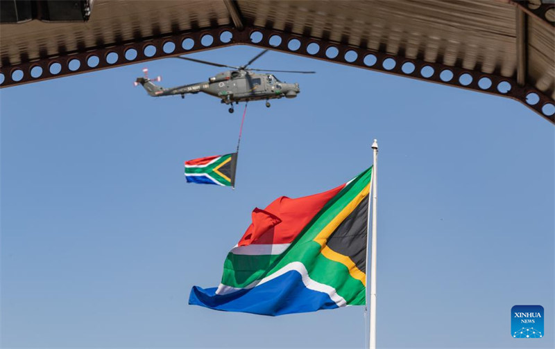 Helikopta ikiruka juu ya hafla ya kuapishwa kwa Rais Cyril Ramaphosa mjini Pretoria, Afrika Kusini, Juni 19, 2024. (Xinhua/Zhang Yudong)