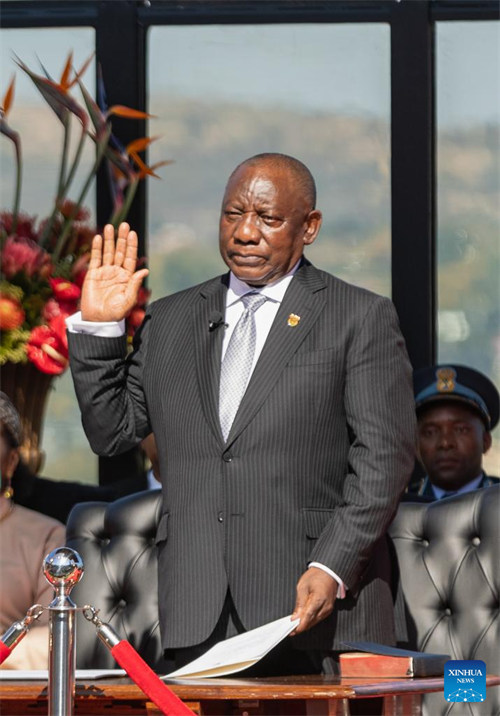 Cyril Ramaphosa (Kulia) akila kiapo cha kuwa rais wa Afrika Kusini kwenye hafla ya kuapishwa kwake mjini Pretoria, Afrika Kusini, Juni 19, 2024. (Xinhua/Zhang Yudong)