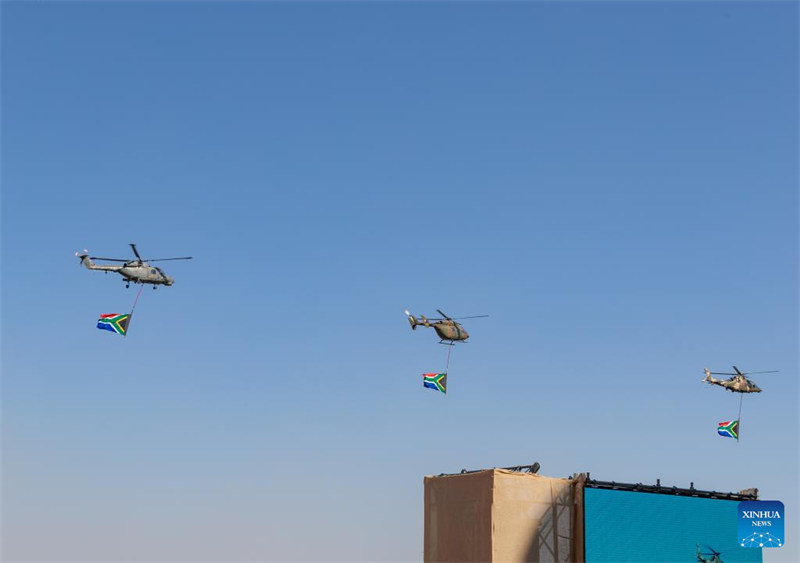 Helikopta ikiruka juu ya hafla ya kuapishwa kwa Rais Cyril Ramaphosa mjini Pretoria, Afrika Kusini, Juni 19, 2024. (Xinhua/Zhang Yudong)