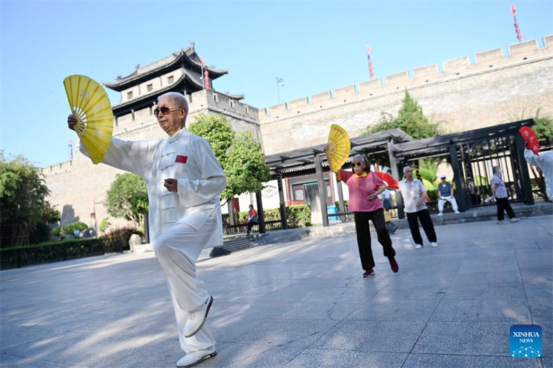 Maisha ya michezo karibu na ukuta wa Mji wa Kale mjini Xi'an, China