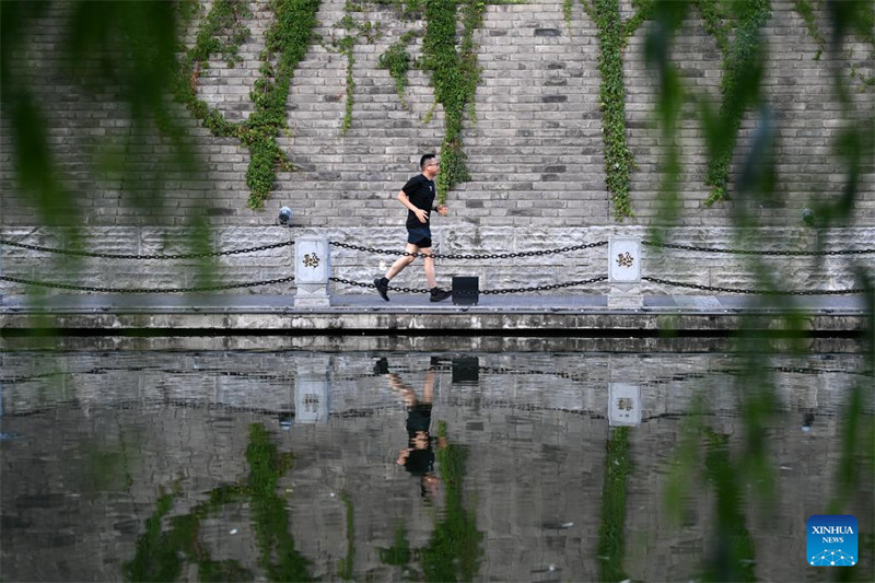 Maisha ya michezo karibu na ukuta wa Mji wa Kale mjini Xi'an, China