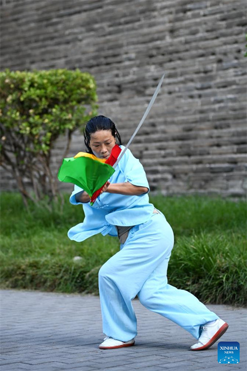 Maisha ya michezo karibu na ukuta wa Mji wa Kale mjini Xi'an, China