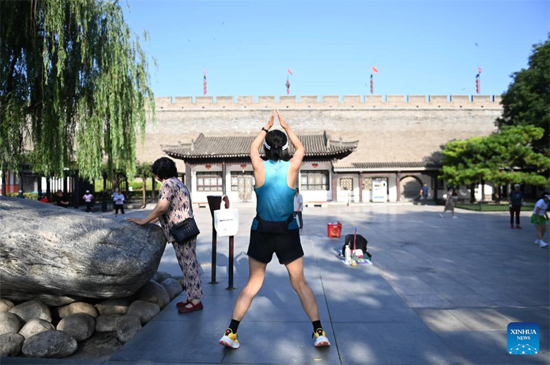 Maisha ya michezo karibu na ukuta wa Mji wa Kale mjini Xi'an, China