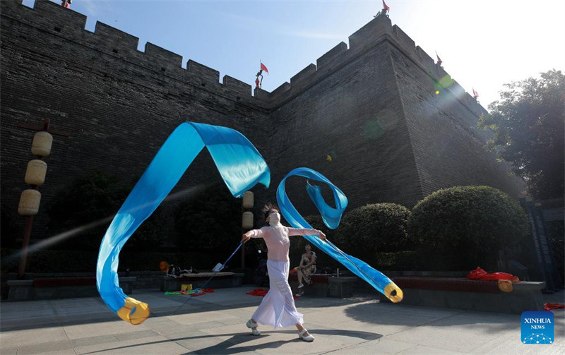Maisha ya michezo karibu na ukuta wa Mji wa Kale mjini Xi'an, China