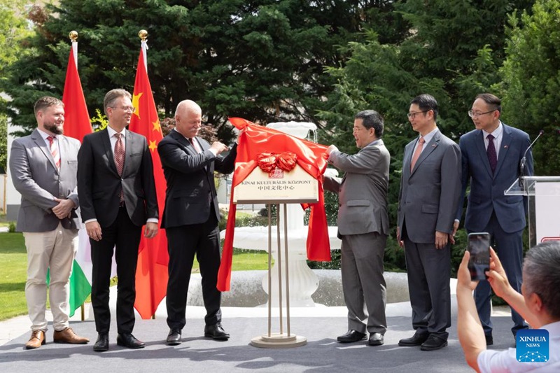 Waziri wa Utamaduni na Ubunifu wa Hungary, Janos Csak (wa tatu kushoto) na Balozi wa China nchini Hungary Gong Tao (wa tatu kulia) wakizindua Kituo cha Utamaduni cha China mjini Budapest, Hungary, tarehe 20 Juni 2024. (Picha na Attila Volgyi/Xinhua)
