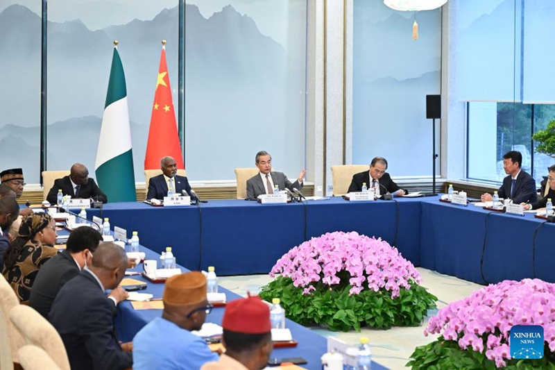 Waziri wa Mambo ya Nje wa China Wang Yi, ambaye pia ni Mjumbe wa Ofisi ya Siasa ya Kamati Kuu ya Chama cha Kikomunisti cha China (CPC), na Waziri wa Mambo ya Nje wa Nigeria Yusuf Maitama Tuggar, wakihudhuria mkutano wa kwanza wa wajumbe wote wa Kamati kati ya Serikali za China na Nigeria, mjini Beijing, China. Juni 21, 2024. (Xinhua/Li Xiang)