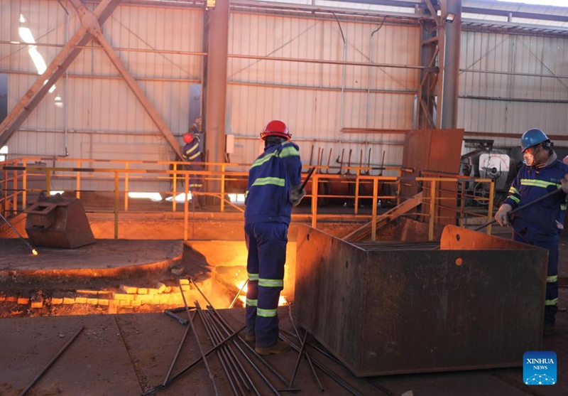 Wafanyakazi wakiwa na pilika nyingi za kazi katika Kampuni ya Dinson Iron and Steel (DISCO) huko Manhize, Jimbo la Midlands, Zimbabwe, Juni 20, 2024. (Picha na Shaun Jusa/Xinhua)