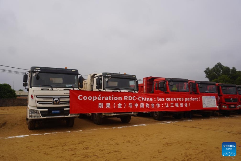Malori na bango vikionekana kwenye hafla ya kuweka jiwe la msingi kwa mradi wa barabara za mzunguko mjini Kinshasa, Jamhuri ya Kidemokrasia ya Kongo (DRC), Juni 22, 2024. (Xinhua/Shi Yu)