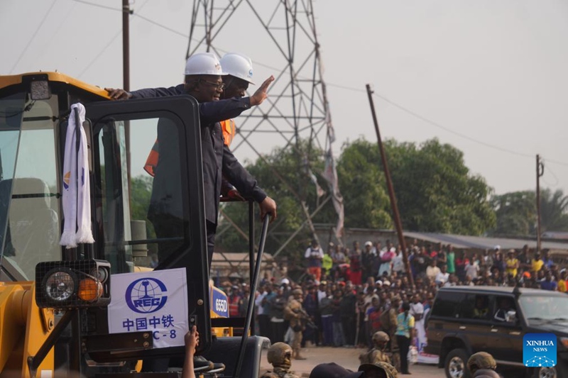 Rais wa Jamhuri ya Kidemokrasia ya Kongo (DRC) Felix Tshisekedi (Kulia) akipungia mkono umati wa watu katika mji mkuu wa DRC Kinshasa, Juni 22, 2024. (Xinhua/Shi Yu)