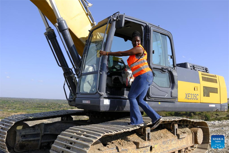 Victoria Mutweleli, mwendesha eskaveta wa Kampuni ya China Gezhouba, akifanya kazi kwenye mradi wa Bwawa la Thwake huko Makueni, Kenya, Juni 17, 2024. (Xinhua/Lin Jing)