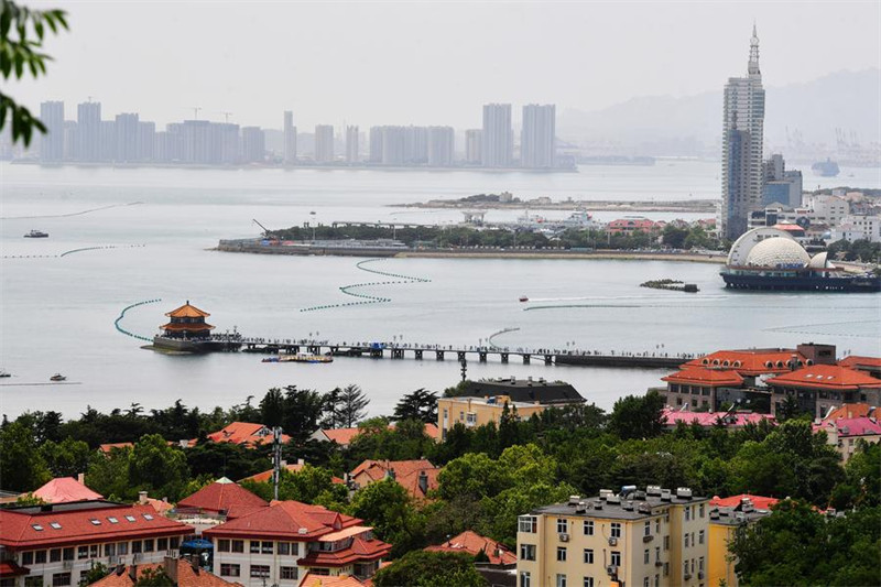 Picha hii iliyopigwa tarehe 24 Juni 2024 ikionyesha mandhari ya pwani mjini Qingdao, Mkoa wa Shandong, Mashariki mwa China. (Picha na Wang Haibin/Xinhua)