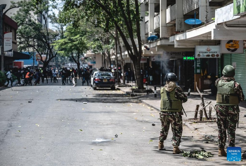 Polisi wa kupambana na ghasia wakitawanya waandamanaji kwenye maandamano ya kupinga ongezeko la kodi katikati mwa jiji la Nairobi, Kenya, Juni 25, 2024. (Xinhua/Wang Guansen)
