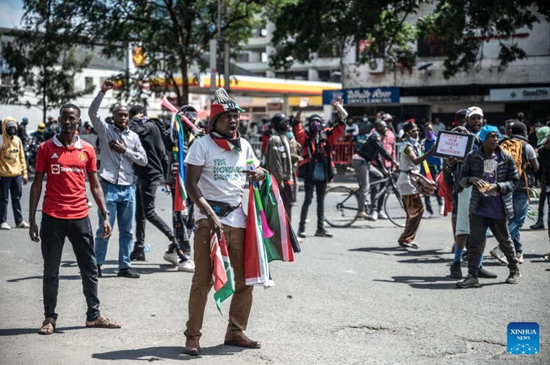 Polisi wa kupambana na ghasia wakitawanya waandamanaji kwenye maandamano ya kupinga ongezeko la kodi katikati mwa jiji la Nairobi, Kenya, Juni 25, 2024. (Xinhua/Wang Guansen)
