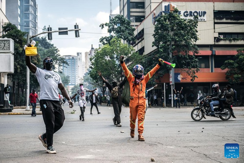Waandamanaji wakiandamana kupinga ongezeko la ushuru katikati mwa jiji la Nairobi, Kenya, Juni 25, 2024. (Xinhua/Wang Guansen)