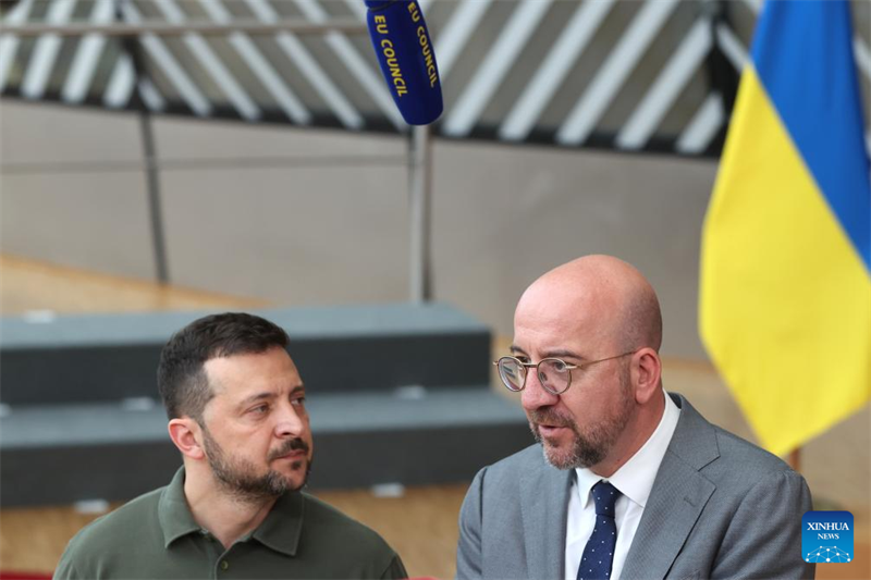 Rais wa Baraza la Ulaya Charles Michel (Kulia) na Rais wa Ukraine Volodymyr Zelensky wakizungumza na waandishi wa habari kabla ya mkutano wa kilele wa Baraza la Ulaya mjini Brussels, Ubelgiji, Juni 27, 2024. (Xinhua/Zhao Dingzhe)