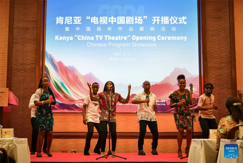 Watu wakitumbuiza katika hafla ya ufunguzi wa Ukumbi wa Burudani wa China TV huko Nairobi, Kenya, Julai 1, 2024. (Xinhua/Han Xu)