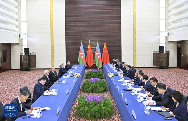 Rais Xi Jinping wa China akikutana na rais Ilham Aliyev wa Azerbaijan. (Picha na Yue Yuewei/Xinhua)