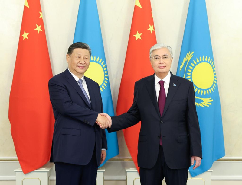 Rais Xi Jinping wa China akipeana mkono na Rais wa Kazakhstan Kassym-Jomart Tokayev huko Astana, Kazakhstan, Julai 3, 2024. (Xinhua/Pang Xinglei)
