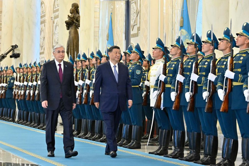 Rais Xi Jinping wa China na Rais wa Kazakhstan Kassym-Jomart Tokayev wakikagua gwaride la heshima  huko Astana, Kazakhstan, Julai 3, 2024. (Xinhua/Yue Yuewei)
