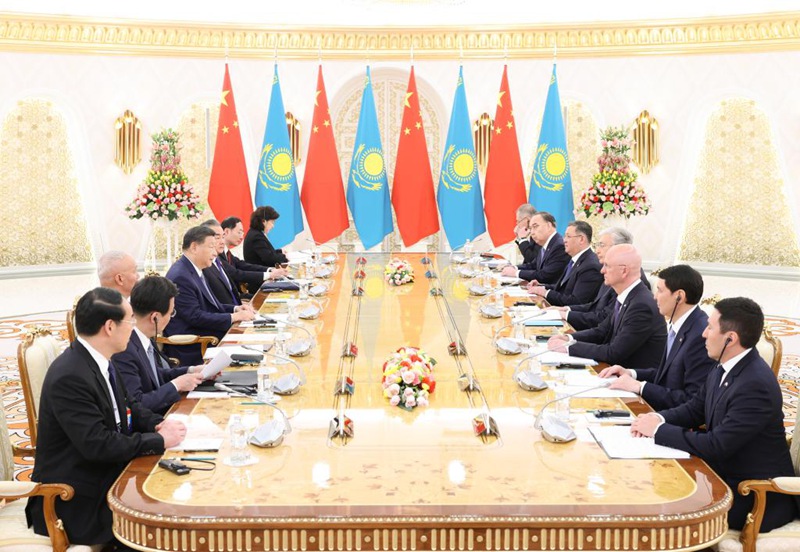 Rais Xi Jinping wa China na Rais wa Kazakhstan Kassym-Jomart Tokayev wakifanya mazungumzo ya kikundi  huko Astana, Kazakhstan, Julai 3, 2024. (Xinhua/Pang Xinglei)