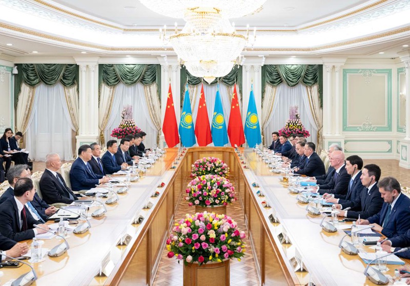 Rais Xi Jinping wa China na Rais wa Kazakhstan Kassym-Jomart Tokayev wakifanya mazungumzo ya watu wengi  huko Astana, Kazakhstan, Julai 3, 2024. (Xinhua/Pang Xinglei)